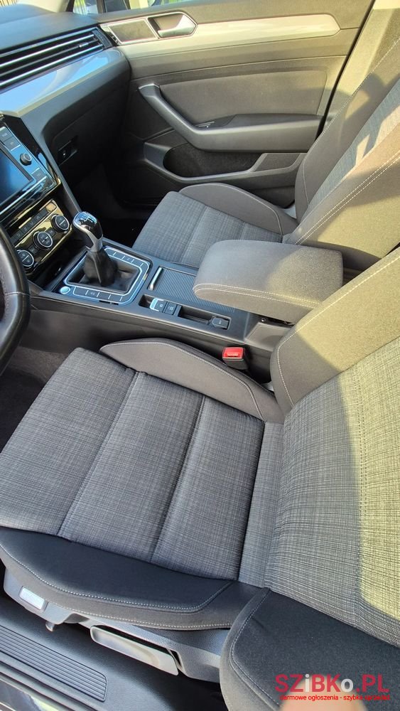 2019' Volkswagen Passat photo #5