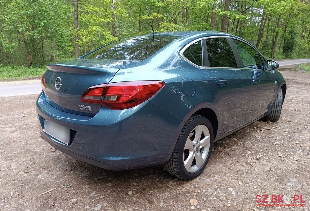 2017' Opel Astra photo #2