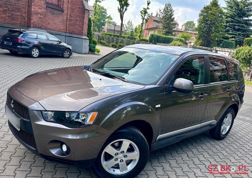 2011' Mitsubishi Outlander 2.0 Intense 2Wd photo #2