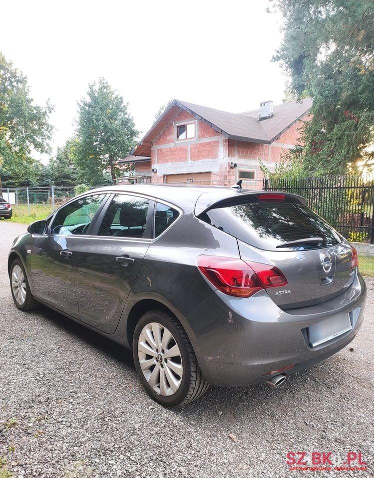 2012' Opel Astra photo #3