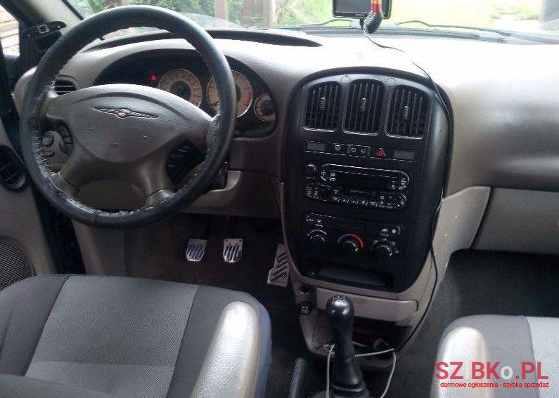 2002' Chrysler Vojager photo #3