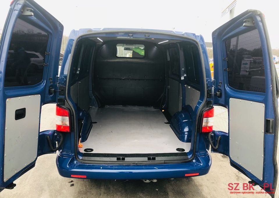 2011' Volkswagen Transporter photo #3