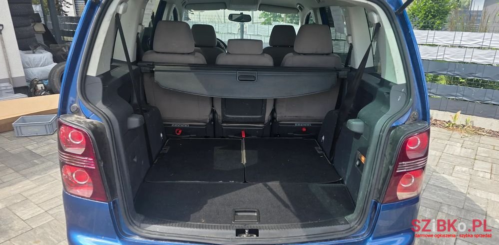 2009' Volkswagen Touran photo #6