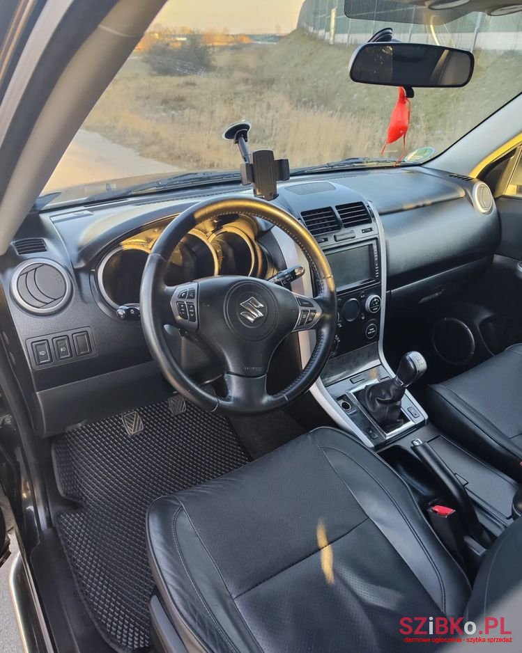 2010' Suzuki Grand Vitara photo #3