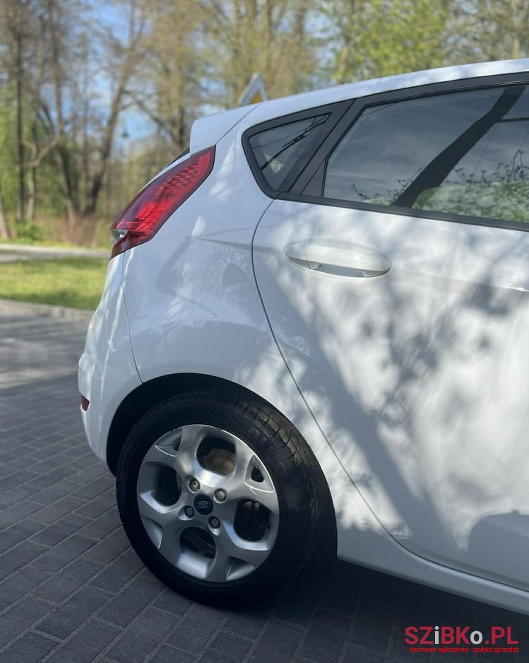 2011' Ford Fiesta 1.4 Titanium photo #4