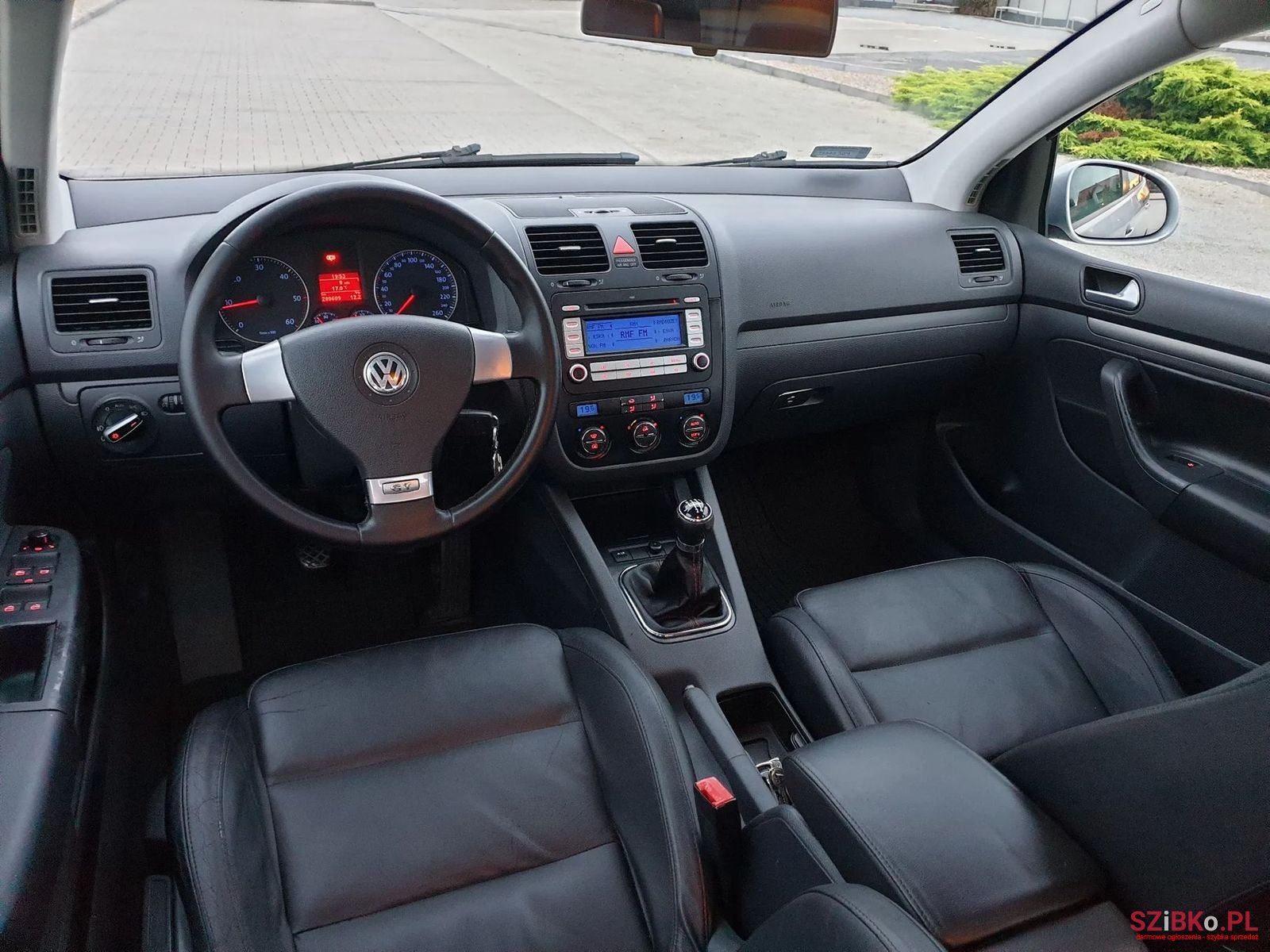 2004' Volkswagen Golf photo #5