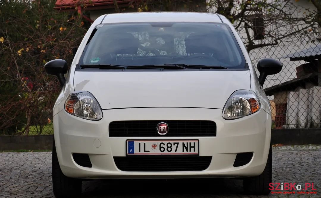 2011' Fiat Grande Punto photo #1