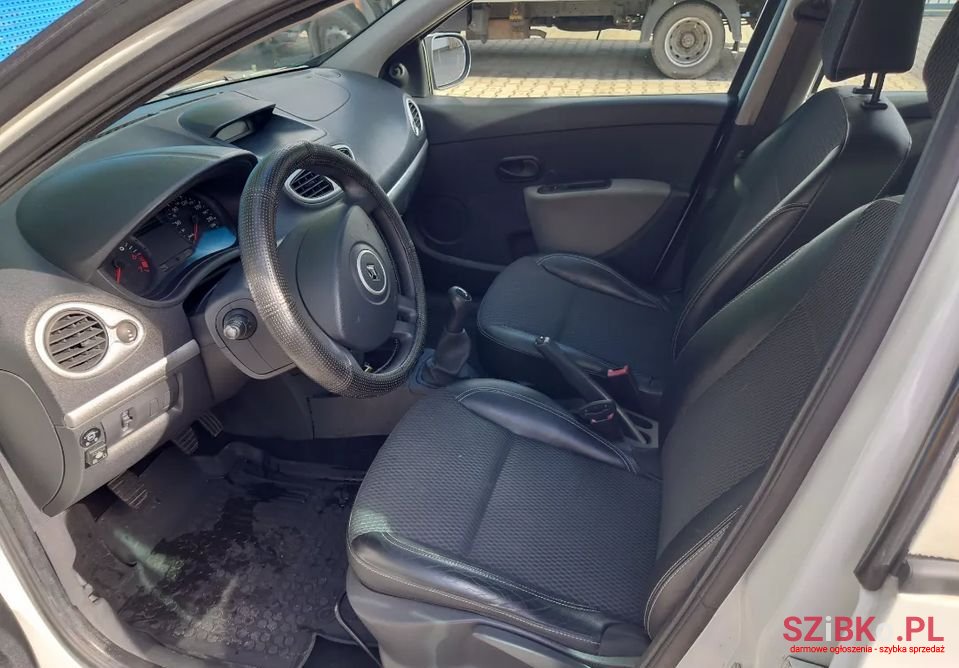 2010' Renault Clio photo #5