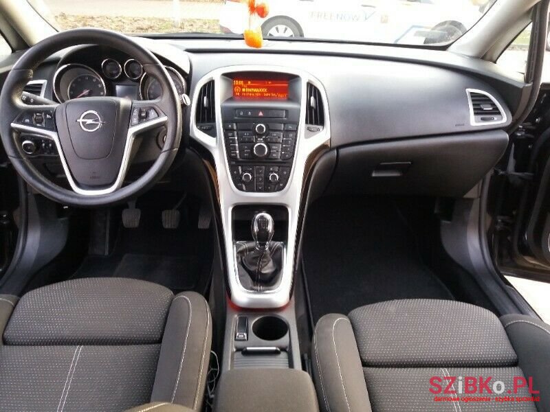 2011' Opel Astra photo #3