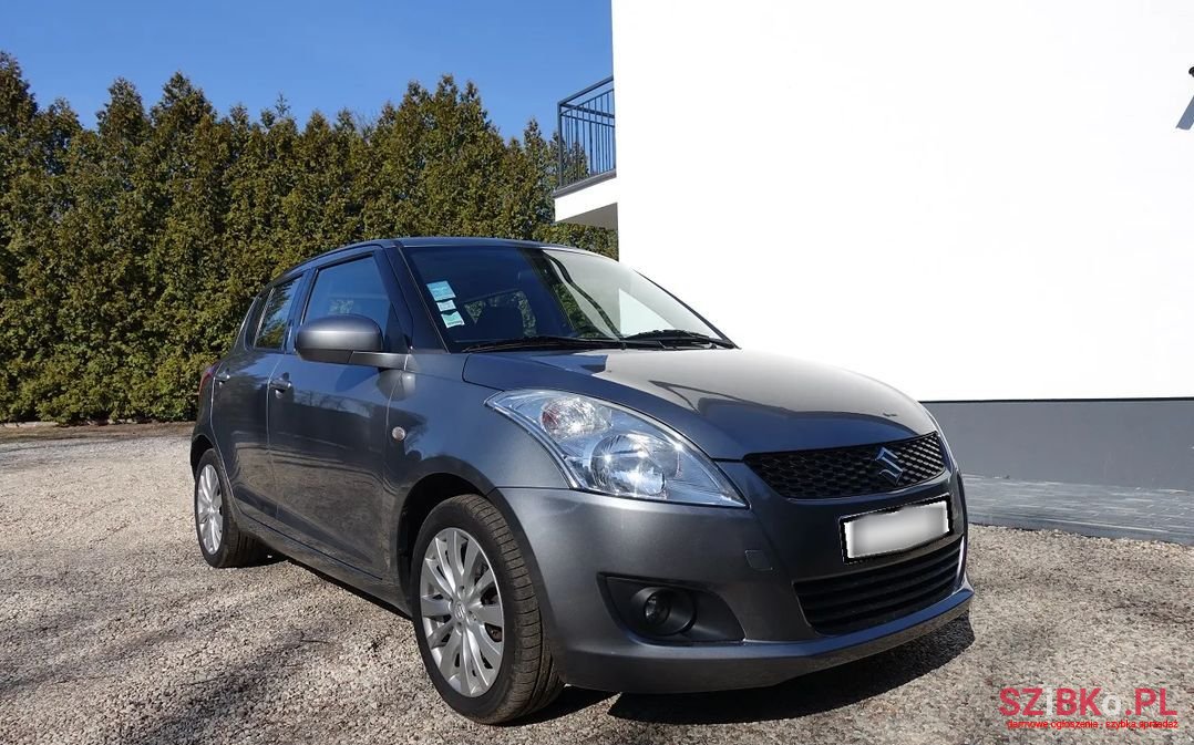 2010' Suzuki Swift photo #2