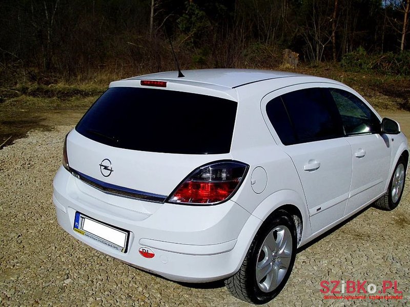 2011' Opel Astra photo #4