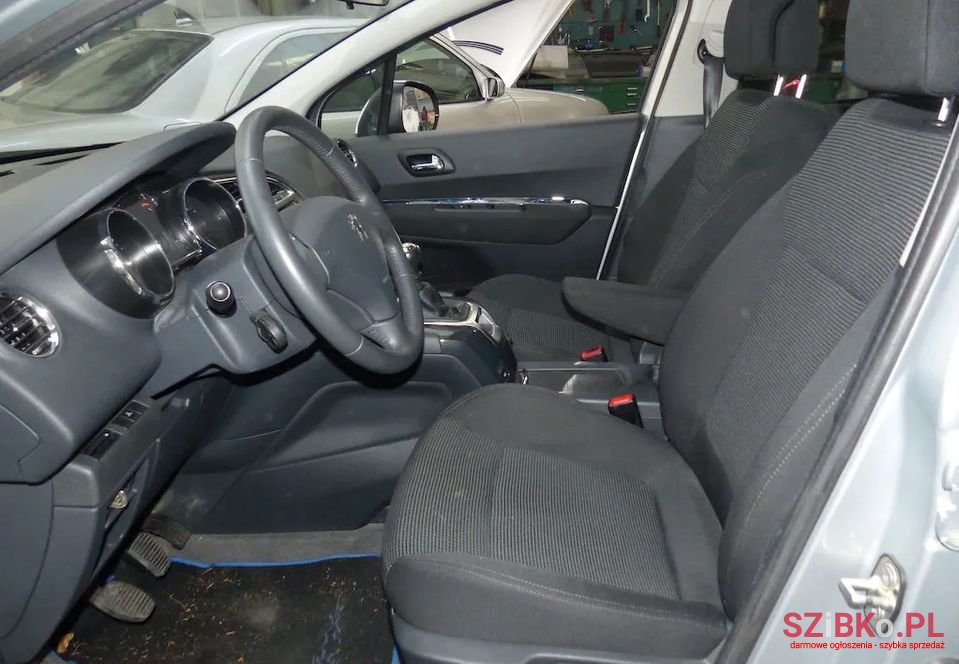 2011' Peugeot 5008 photo #6