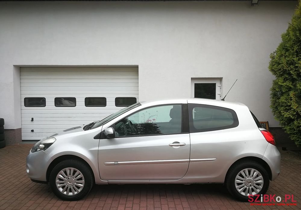 2010' Renault Clio photo #6