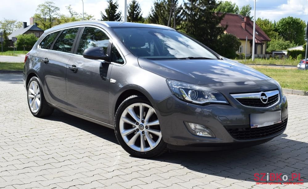 2011' Opel Astra 1.6 Turbo Cosmo photo #1