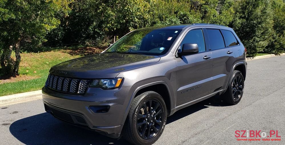 2018' Jeep Grand Cherokee photo #1
