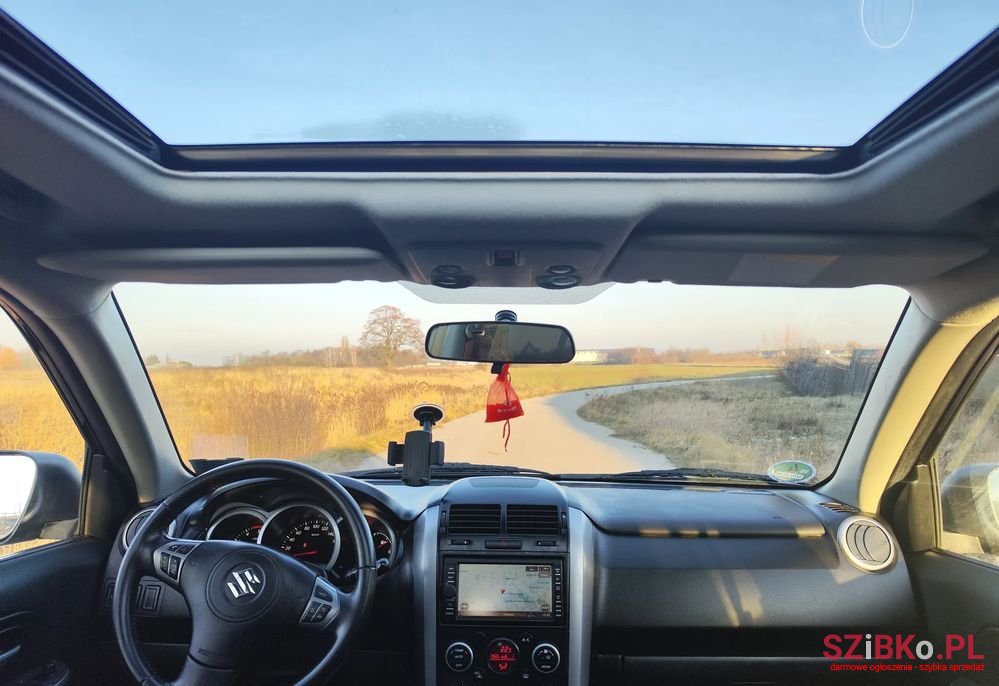 2010' Suzuki Grand Vitara photo #6