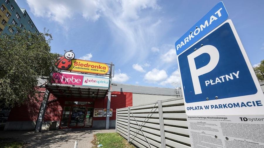 Zmienią się zasady parkowania przy Biedronce? Pierwsze kamery już działają