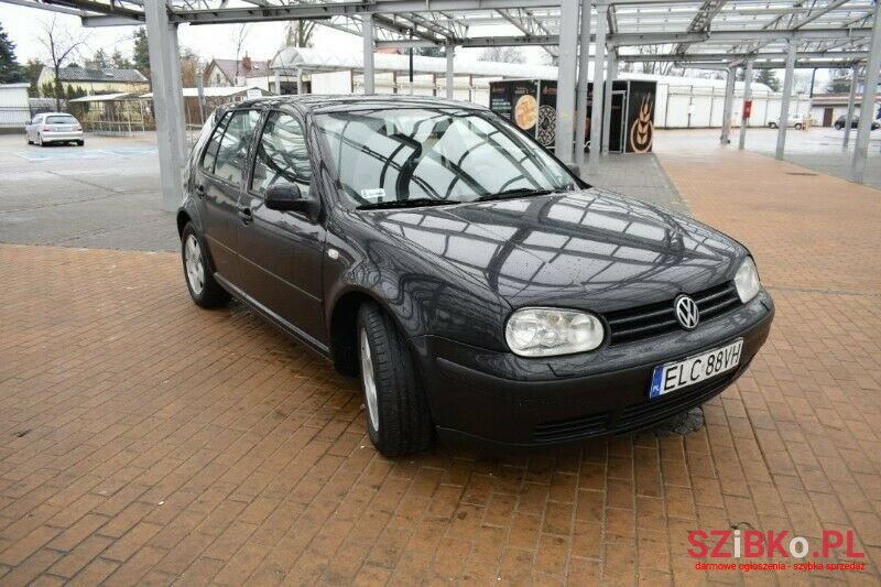 2002' Volkswagen Golf photo #1