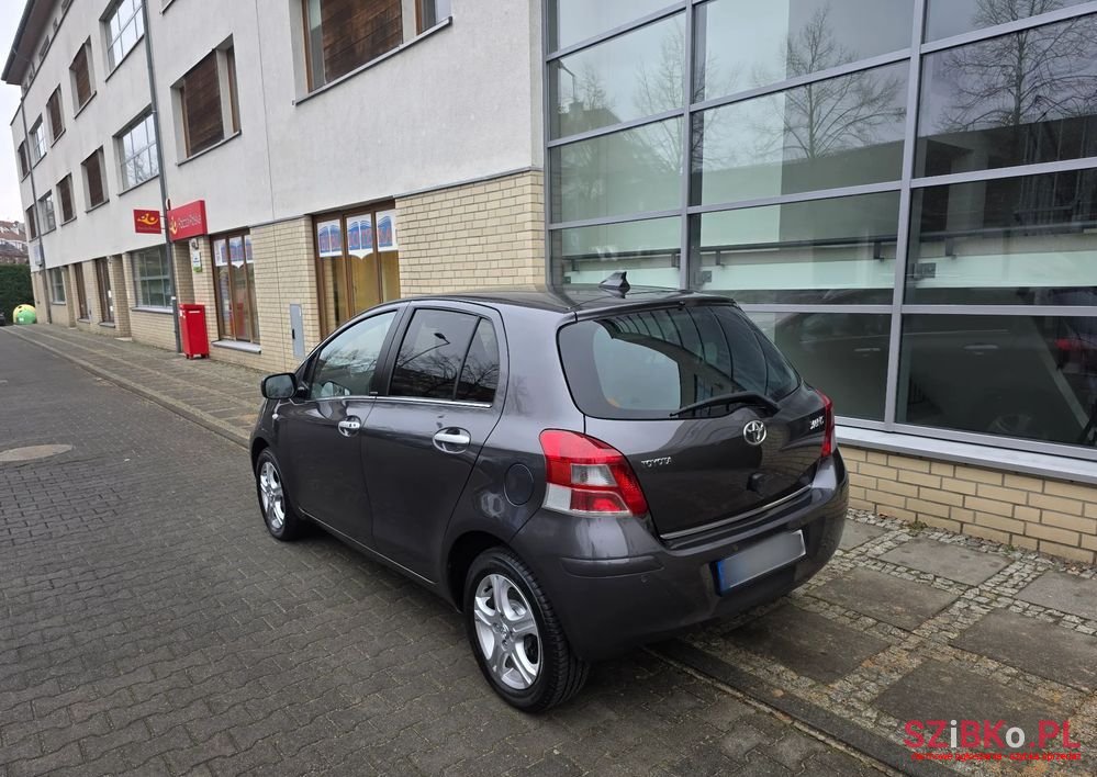 2011' Toyota Yaris photo #5