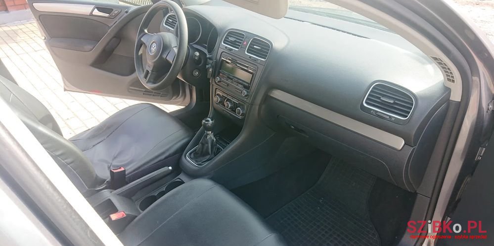 2009' Volkswagen Golf photo #6
