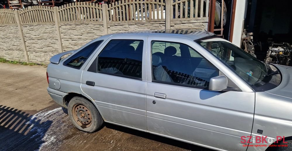 1995' Ford Escort photo #4