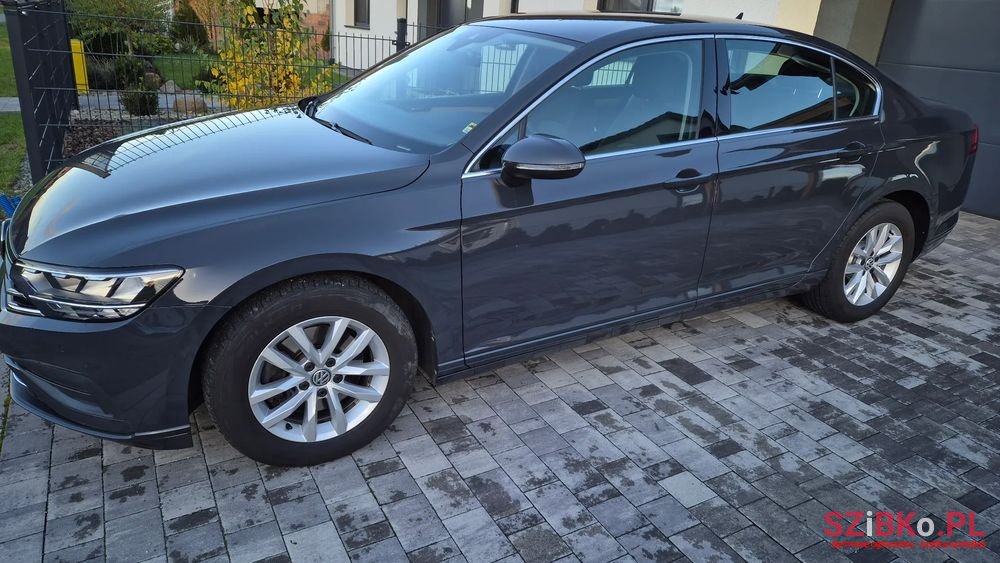 2019' Volkswagen Passat photo #2