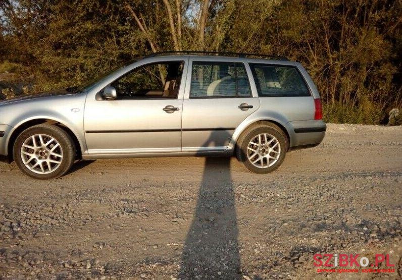 2002' Volkswagen Golf photo #1