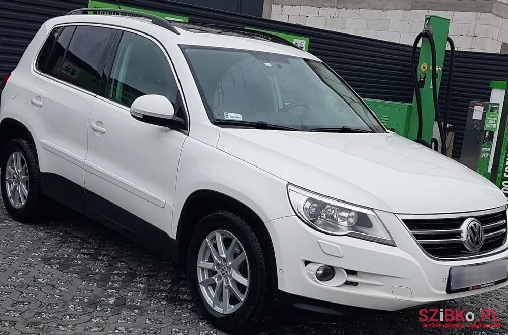 2011' Volkswagen Tiguan photo #1