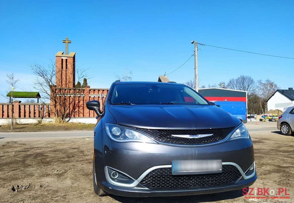 2019' Chrysler Pacifica photo #2