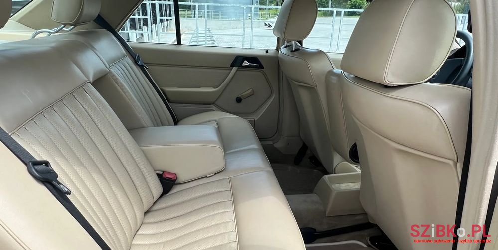 1989' Mercedes-Benz W124 photo #6