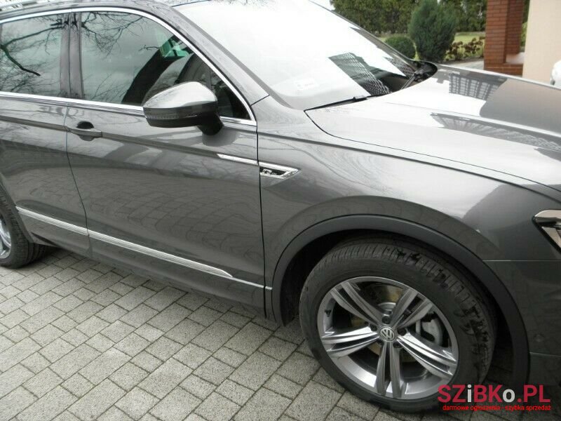 2020' Volkswagen Tiguan photo #2