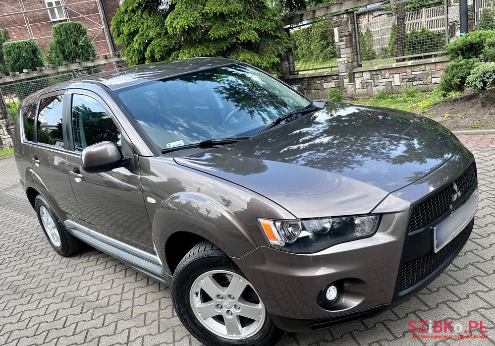 2011' Mitsubishi Outlander 2.0 Intense 2Wd photo #1