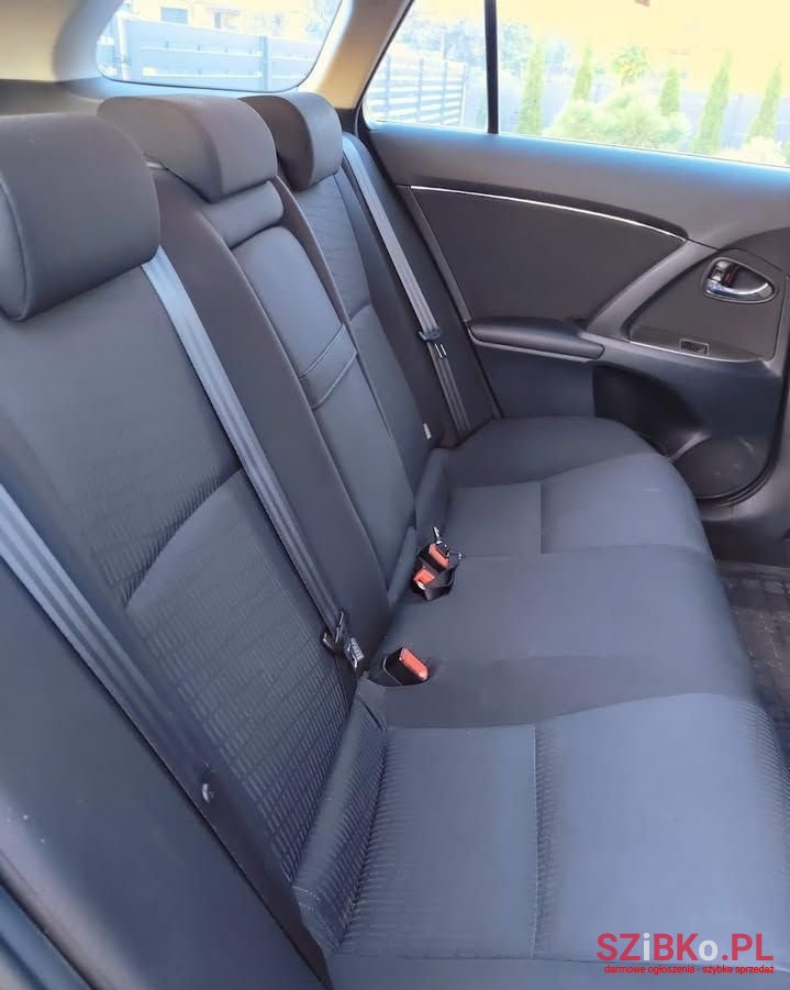 2010' Toyota Avensis 1.8 Life photo #5