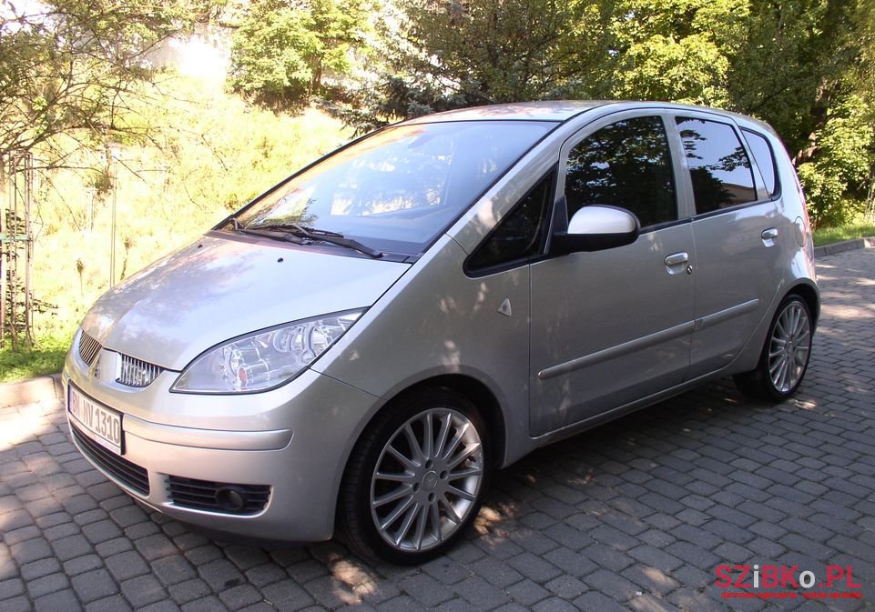 2006' Mitsubishi Colt photo #2