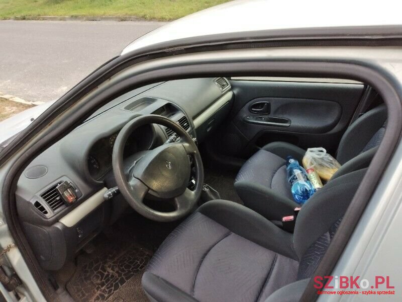 2005' Renault Clio photo #3