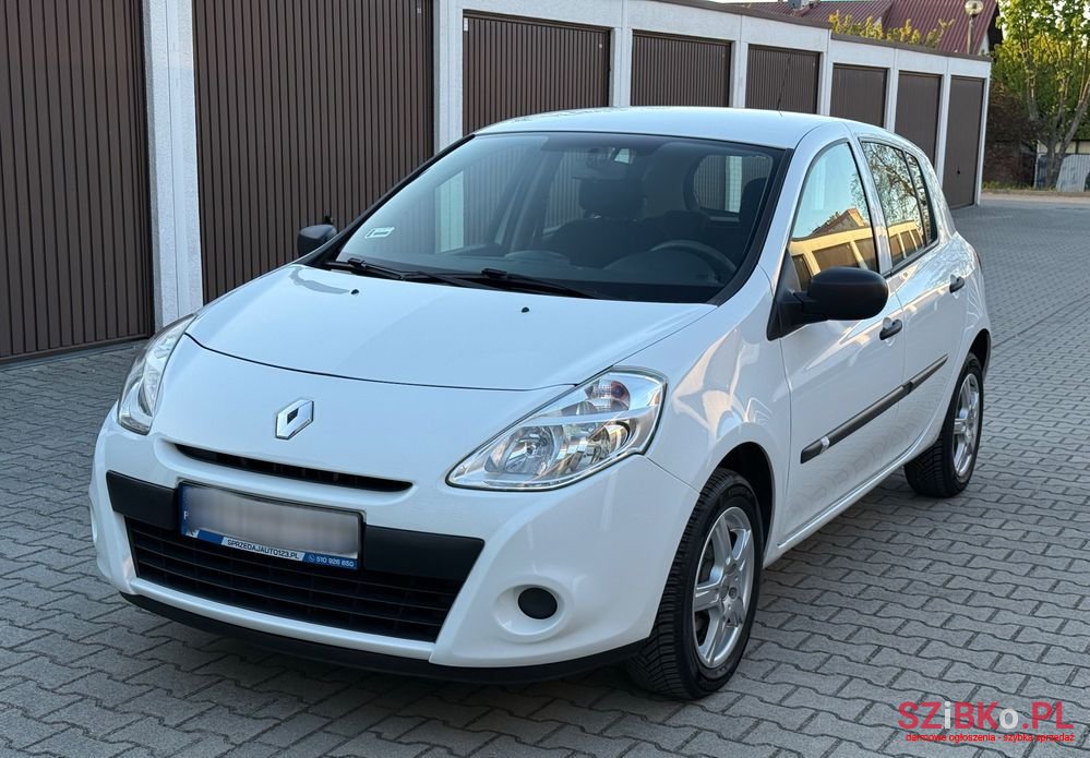 2013' Renault Clio photo #1