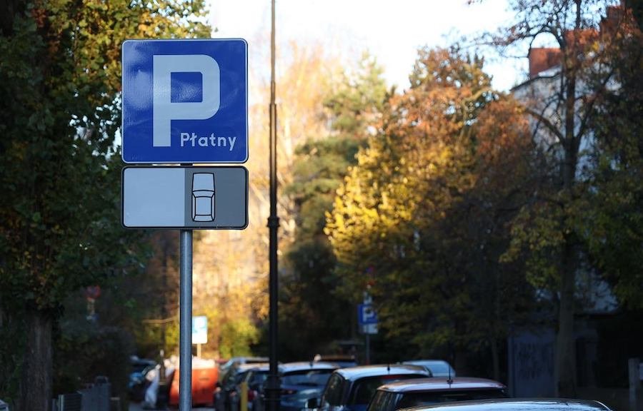Ta zmiana uderzy po kieszeni kierowców. Koniec z darmowym parkowaniem w kolejnych miejscach