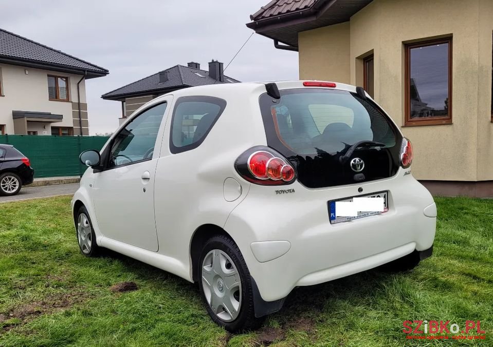 2011' Toyota Aygo photo #3