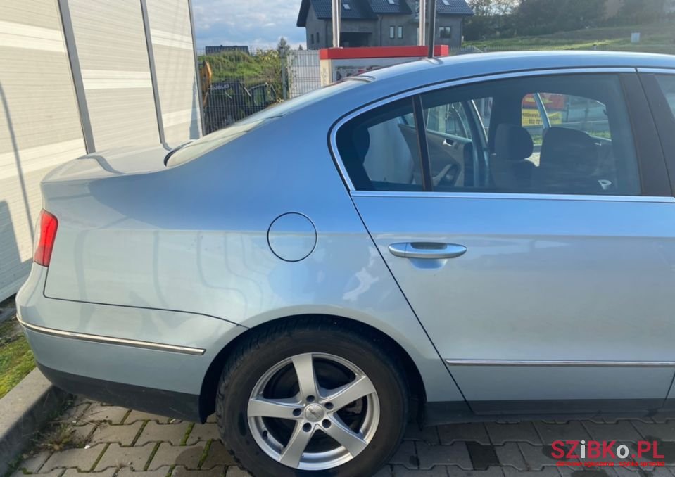 2005' Volkswagen Passat photo #5