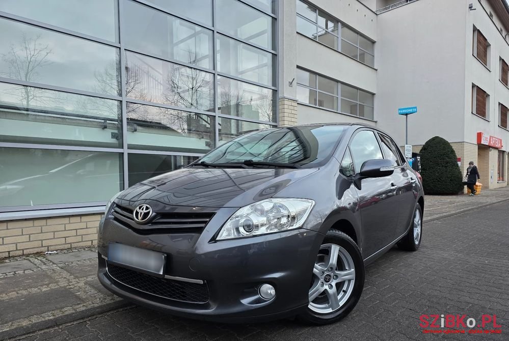 2011' Toyota Auris photo #1