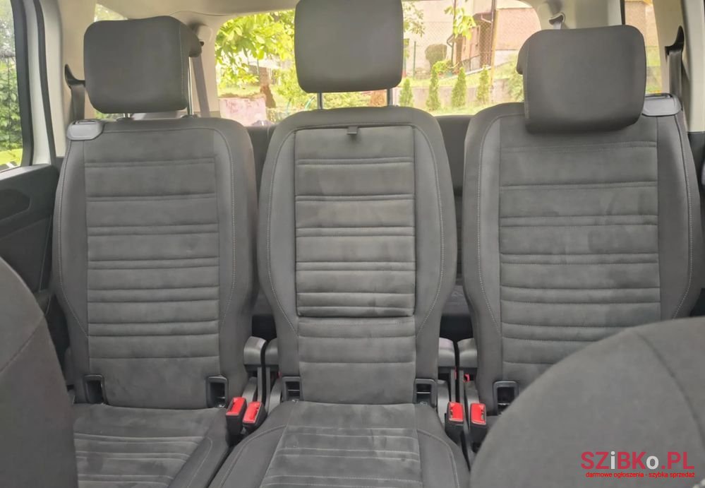 2017' Volkswagen Touran photo #2