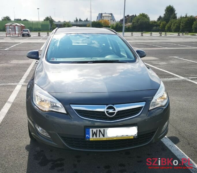 2012' Opel Astra photo #2