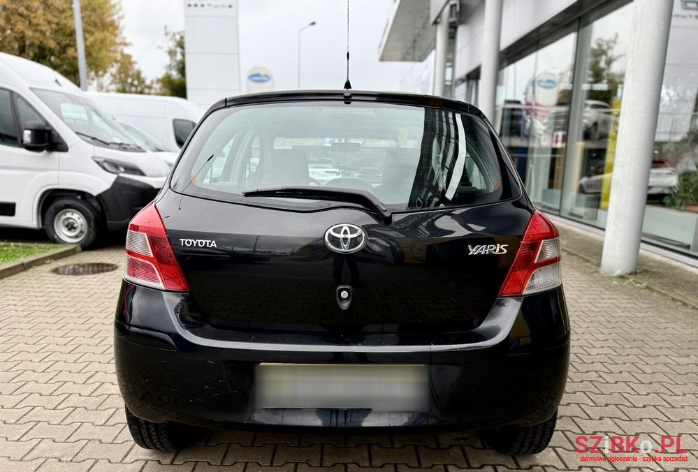 2010' Toyota Yaris photo #6