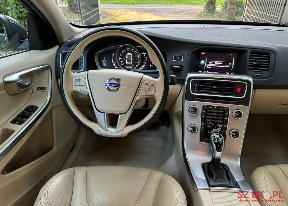 2018' Volvo S60 T3 Drive-E Momentum photo #4