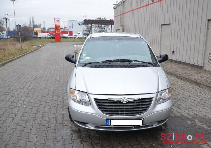 2002' Chrysler Voyager photo #2