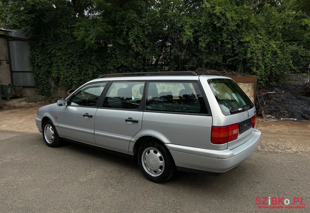 1995' Volkswagen Passat Variant 1.6 Gl photo #1
