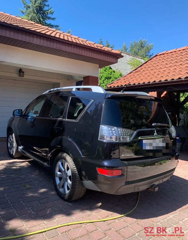 2010' Mitsubishi Outlander photo #2