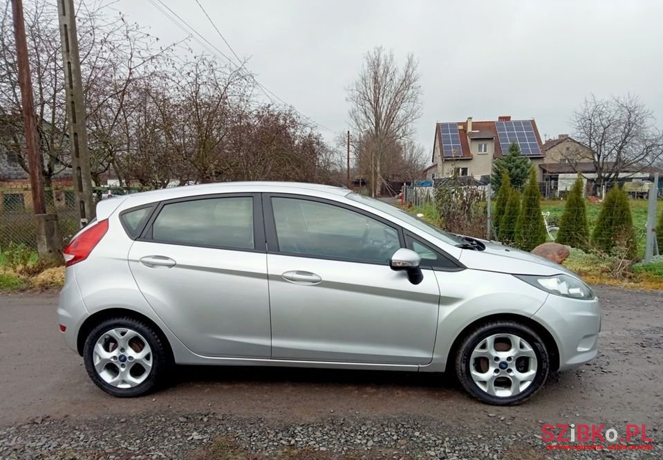 2011' Ford Fiesta photo #3