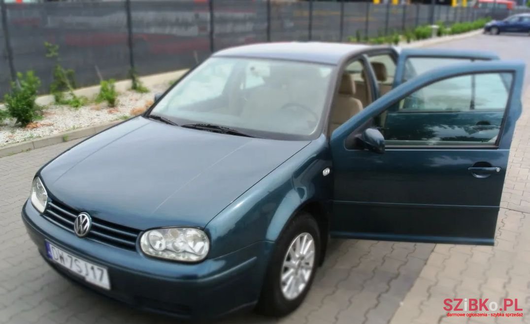 2001' Volkswagen Golf photo #4