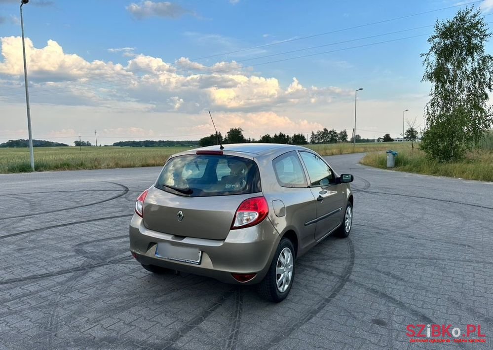 2008' Renault Clio photo #4